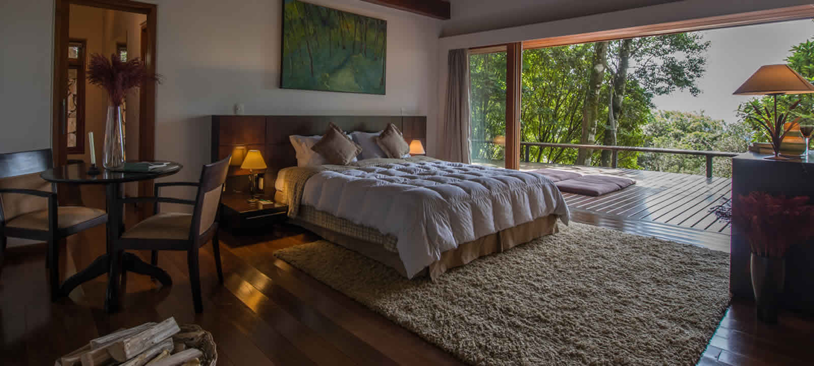 Quarto da Morada Bosque com cama king e deck aberto para a mata