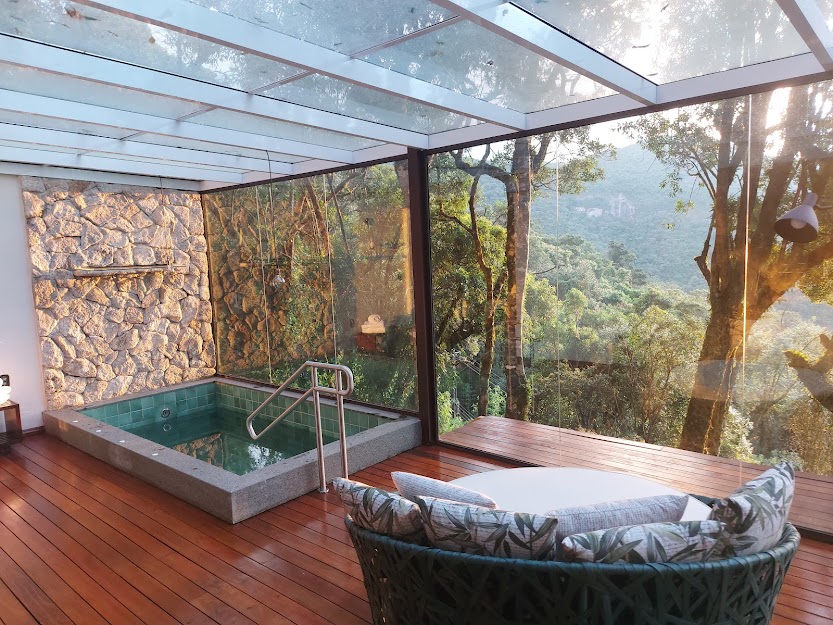 Morada Platinum com piscina aquecida privativa, teto de vidro e vista para a serra