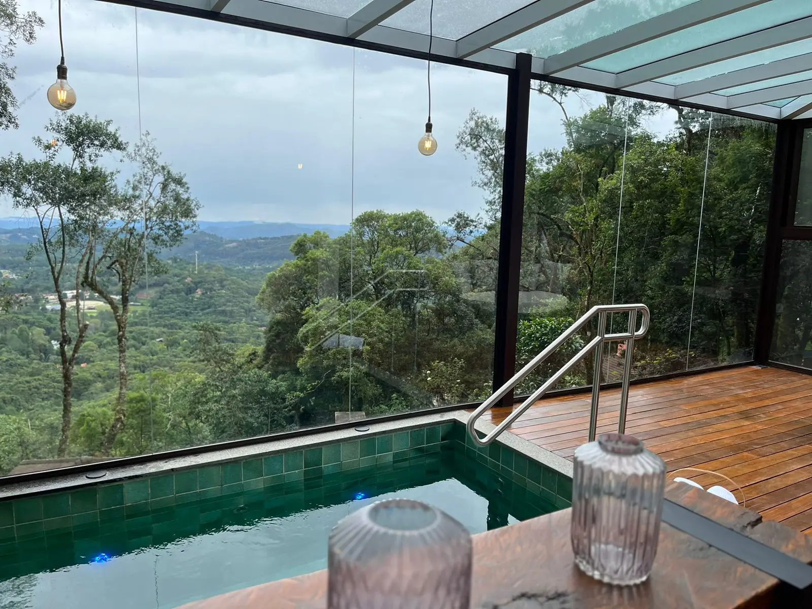 Morada com piscina aquecida privativa e vista para a serra